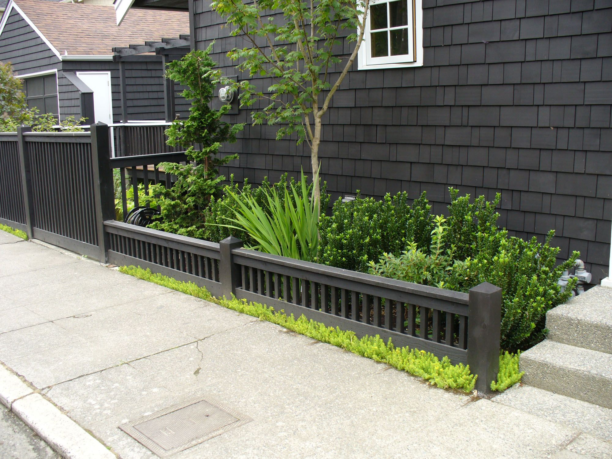 Cushioned Black Low Fence And Small Garden Also Unique Brick Wall for measurements 2000 X 1500