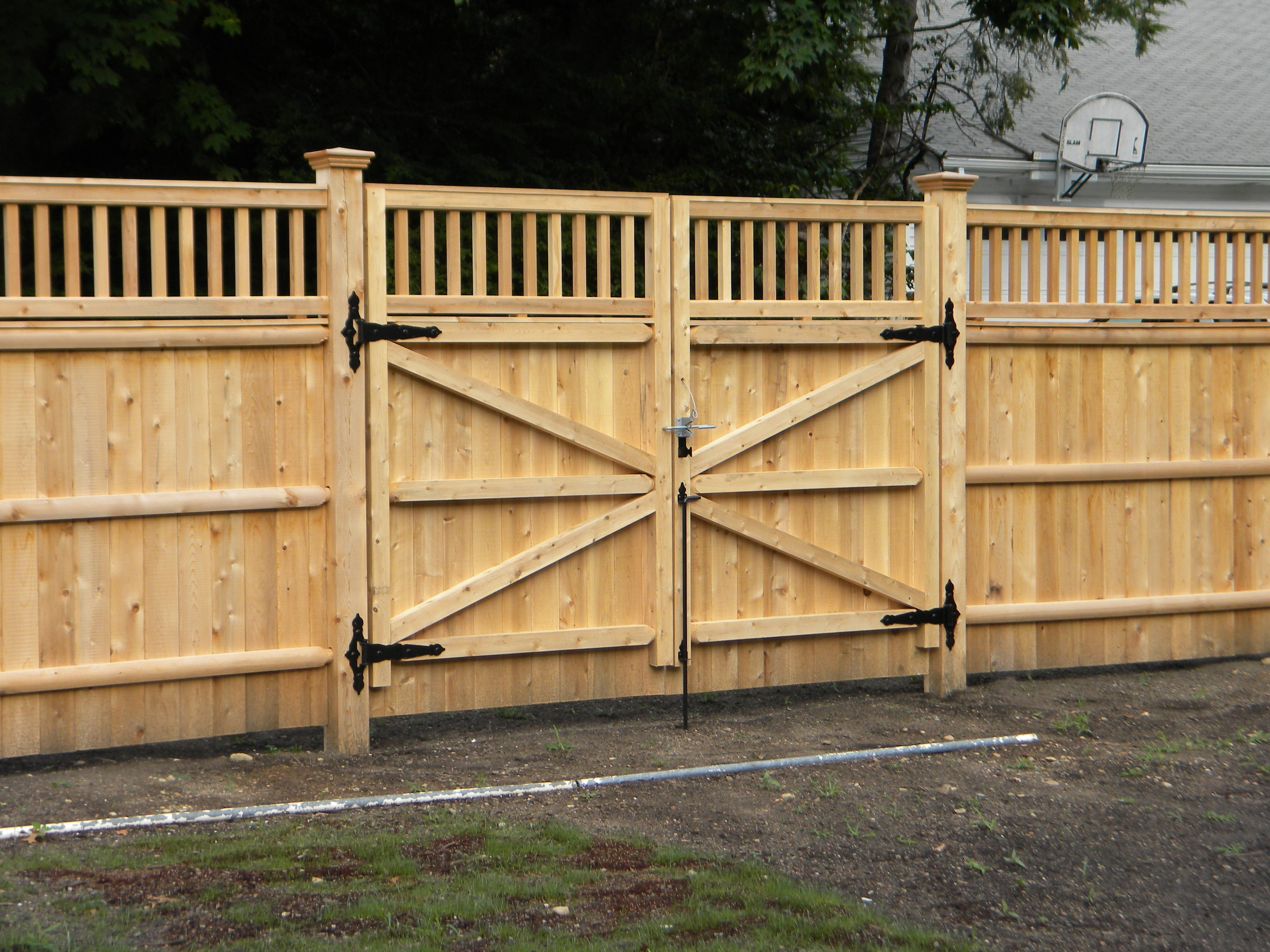 Деревянный забор с воротами
