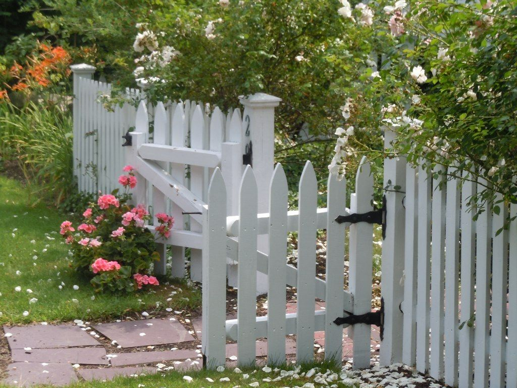 Picket Cottage Garden Pretty Picket Fence Welcomes You Into The pertaining to measurements 1024 X 768