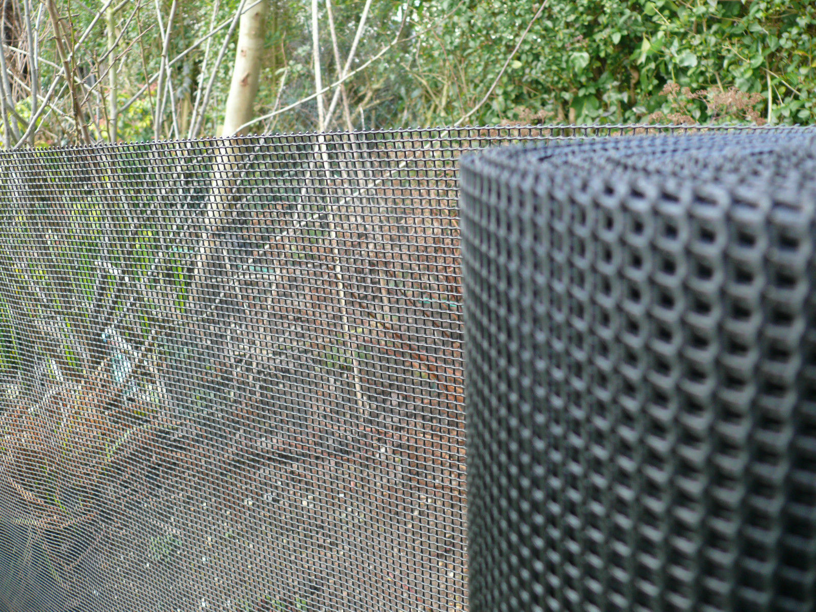 Plastic Garden Fencing 1m X 10m Black 5mm Holes Green Netting Robust in size 1600 X 1200