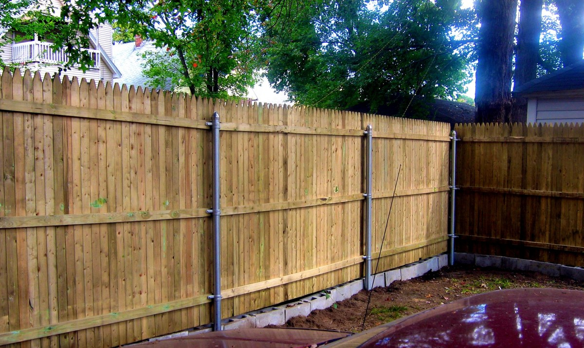 Scalloped Wood Fence With Metal Posts Wooden Thing inside dimensions 1200 X 715