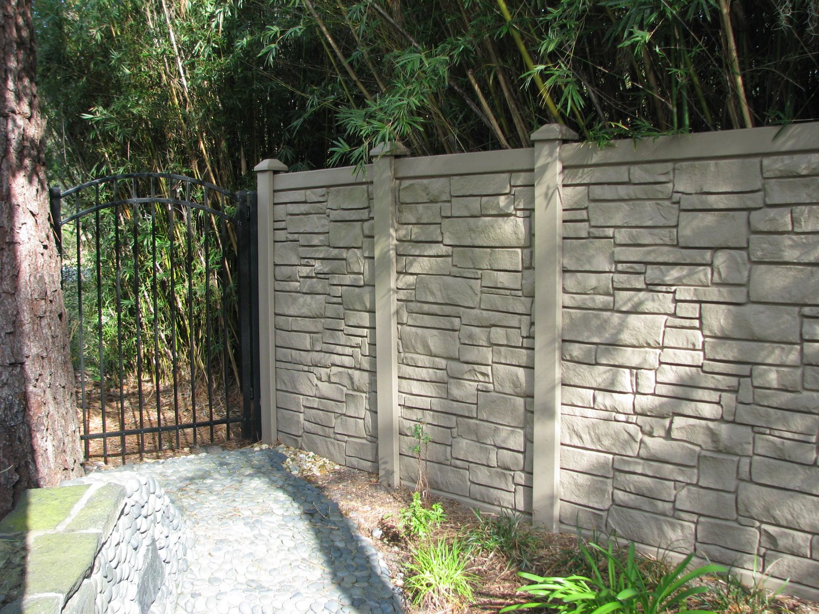 Simtek Rock Fence Design With Aluminum Gate Mossy Oak Fence regarding dimensions 1600 X 1200