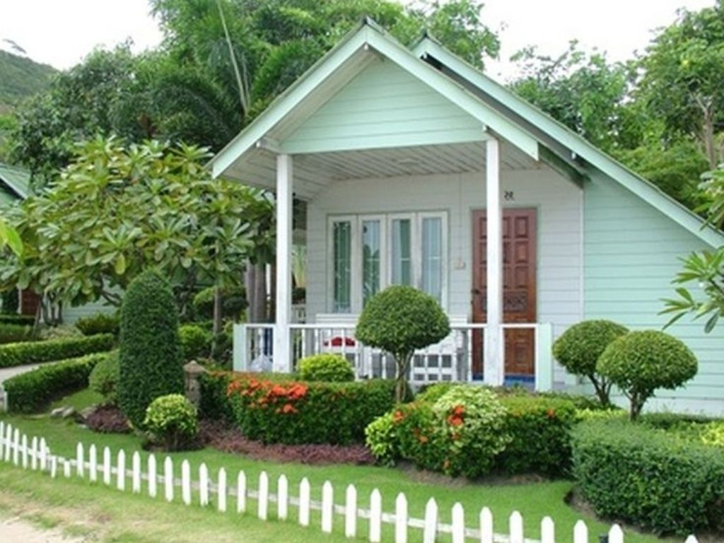 Small White Picket Fences With Elegant Landscaping Ideas For Small within measurements 1024 X 768