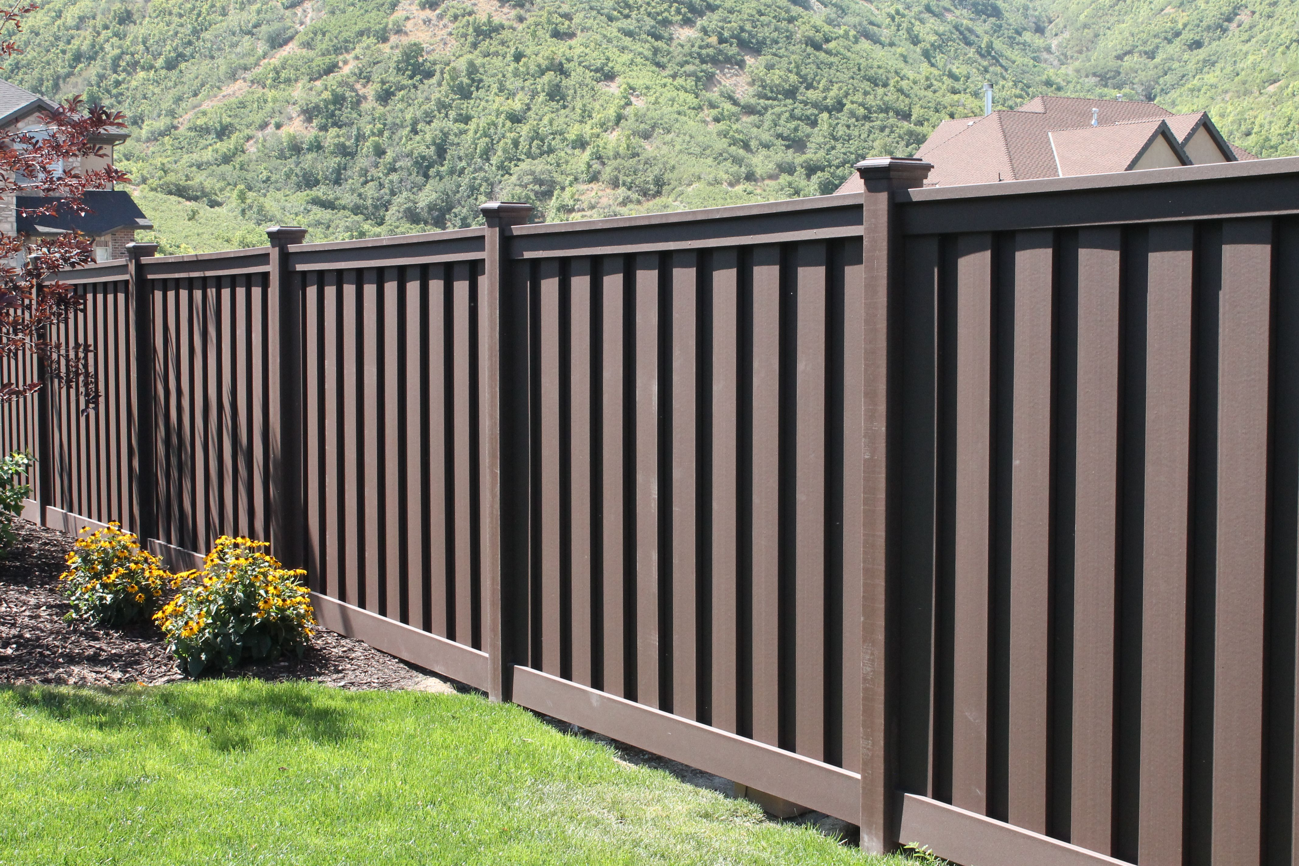 Заборы в долгопрудном. Древесно-полимерный композит забор. Красивый забор. Заборы и ограждения. Современный деревянный забор.