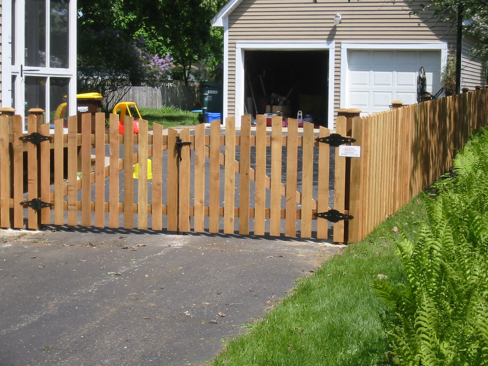 White Picket Fence Landscaping Ideas With Driveway Gate Picket inside measurements 1600 X 1200