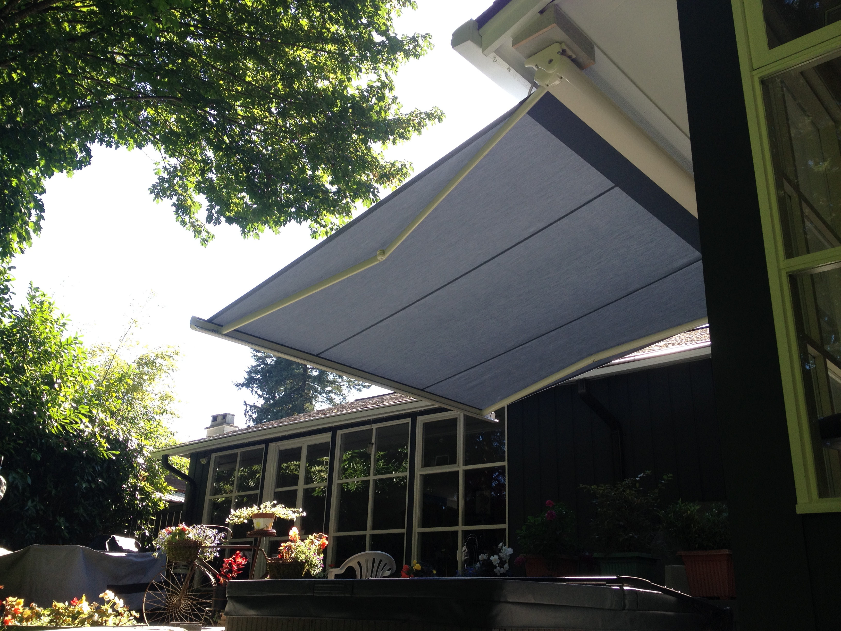 North Vancouver Awning in measurements 3264 X 2448