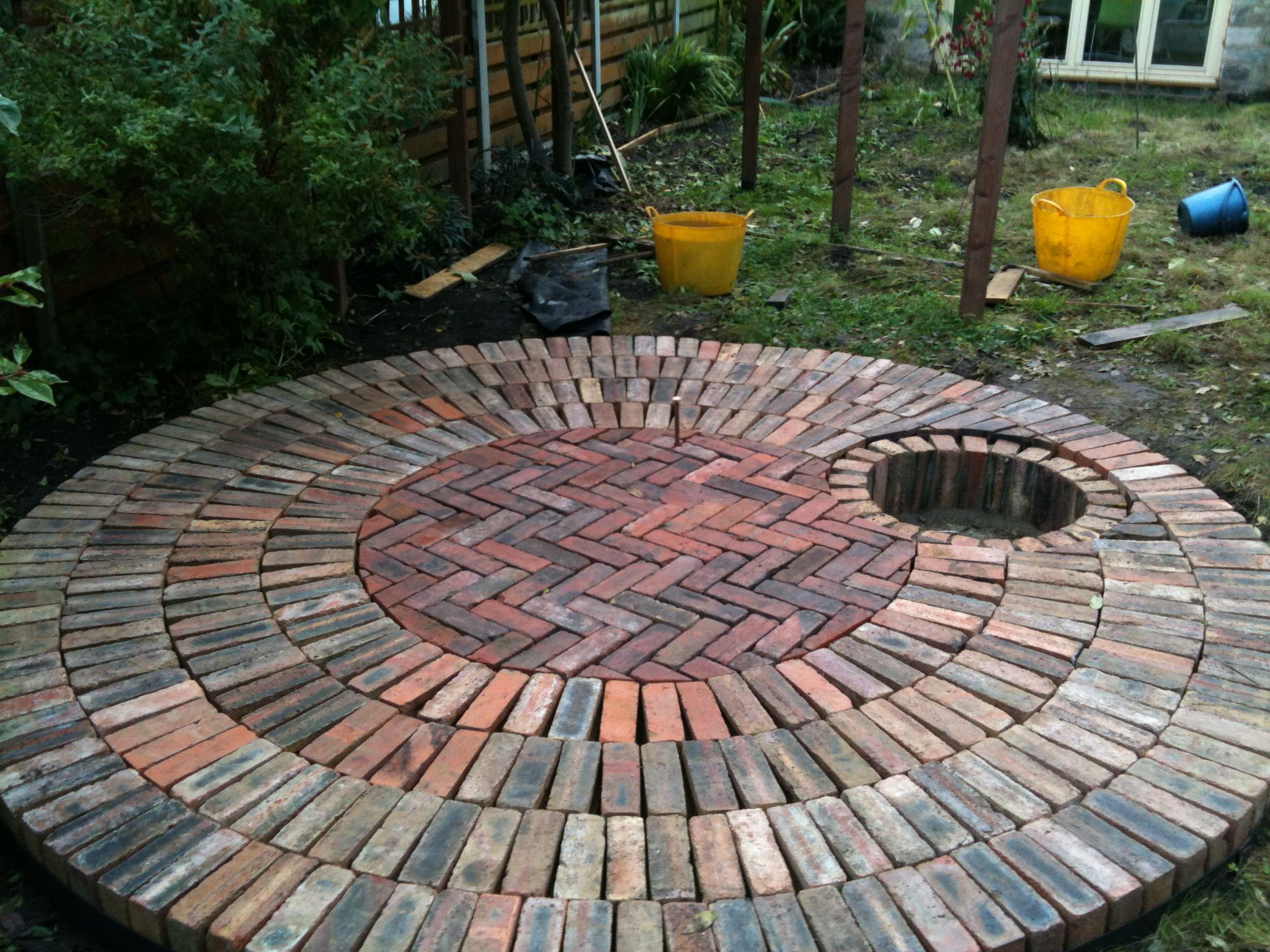 Popular Round Brick Patio Circular Reclaimed With Recessed for measurements 2048 X 1536