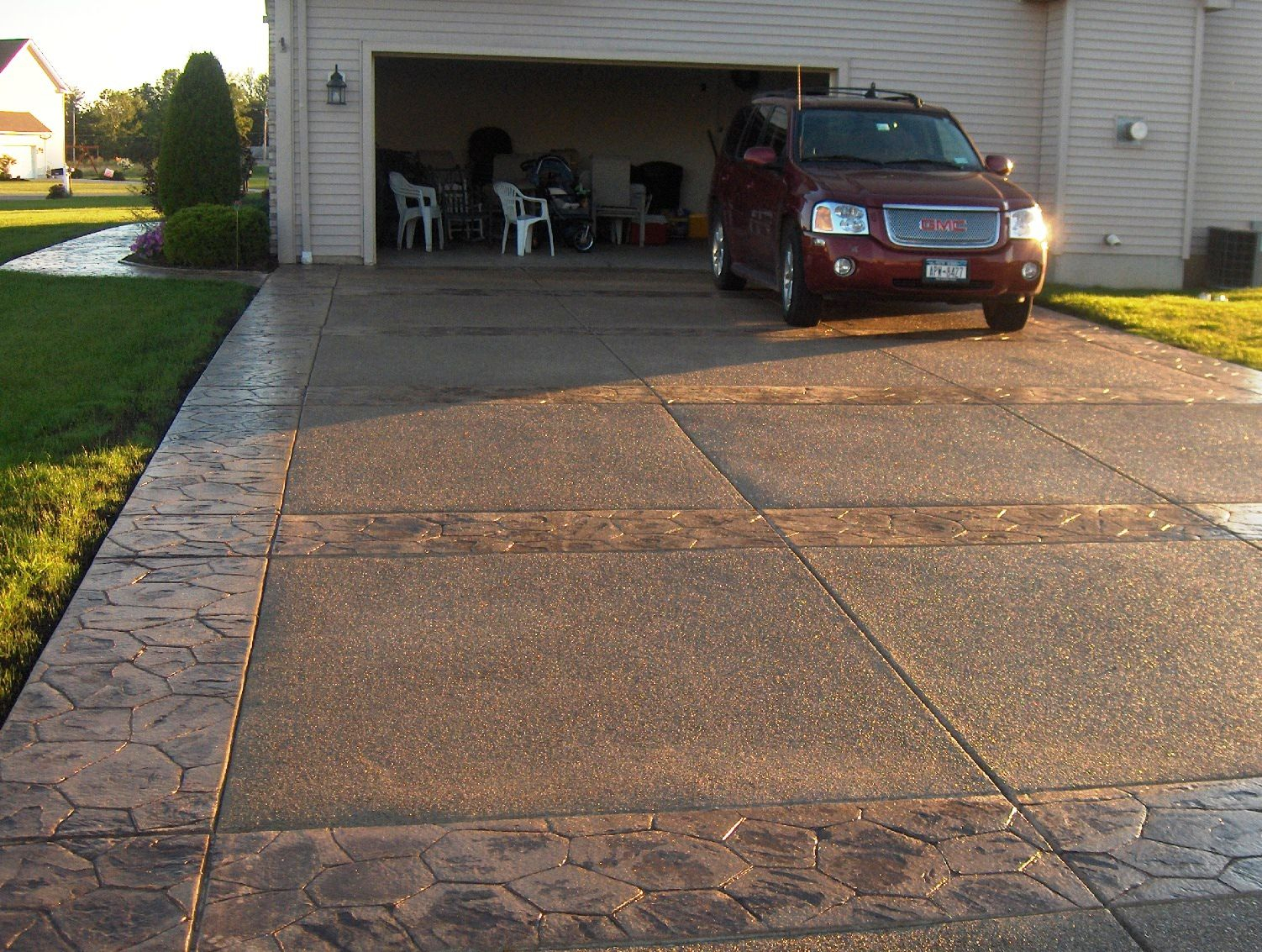 Unique Concrete Driveway Broken Up With A Pattern In 2019 for sizing 1502 X 1133